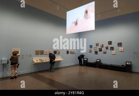 Einzelausstellung Musik des Geistes von Yoko Ono in Düsseldorf. Ausstellungsraum in der Stiftung Kunstsammlung Nordrhein-Westfalen mit Werken der Musikerin und Künstlerin Yoko Ono. Im Übrigen bezeichnen K20 und K21 der Stiftung Kunstsammlung Nordrhein-Westfalen in Düsseldorf Kunst des 20. Und des 21. Jahrhundert. Bei Yoko Ono ist s beides. Düsseldorf Nordrhein-Westfalen Deutschland Stockfoto