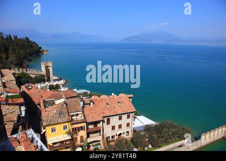 Blick auf die Stadt und das Seeufer von der Scaligerburg aus, Castello Scaligero, in Sirmione, Wasserburg am Südufer des Gardasee, Provinz Brescia, Lo Stockfoto