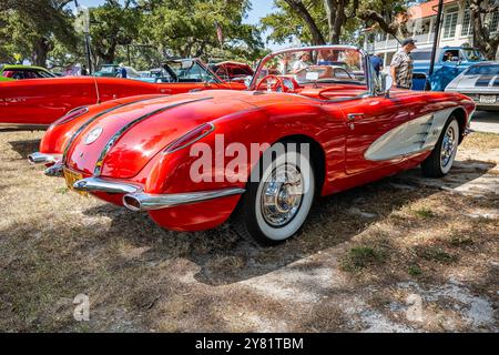 Gulfport, MS - 03. Oktober 2023: Hochperspektivische Rückansicht eines 1958 Chevrolet Corvette Cabriolets auf einer lokalen Autoshow. Stockfoto