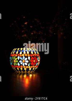 Bunte Buntglas Tischlampe, mehrfarbige Blume Stil, Esstisch Dekoration, Wohndekoration, Produktdesign, Beleuchtung Design in dunklem Hintergrund Stockfoto