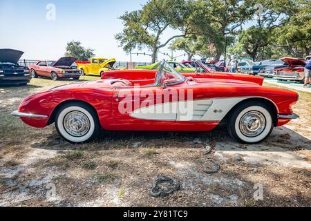 Gulfport, MS - 03. Oktober 2023: Hochperspektivische Seitenansicht eines 1958er Chevrolet Corvette Cabriolets auf einer lokalen Autoshow. Stockfoto