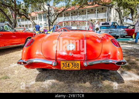 Gulfport, MS - 03. Oktober 2023: Hochperspektivische Rückansicht eines 1958er Chevrolet Corvette Cabriolets auf einer lokalen Autoshow. Stockfoto