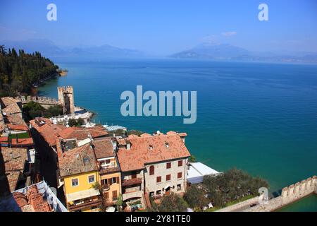 Blick auf die Stadt und das Seeufer von der Burg Scaligero, Castello Scaligero, in Sirmione, Wasserburg am Südufer des Gardasees, Prov Stockfoto