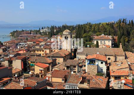 Allgemeine Ansicht der Altstadt von Sirmione am Südufer des Gardasees, Provinz Brescia, Lombardei, Italien Stockfoto