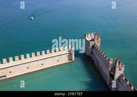 Hafenbecken der Burg mit flachen Guelph-Zinnen, Scaliger Castle, Castello Scaligero, in Sirmione, Wasserburg am Südufer des Sees Stockfoto