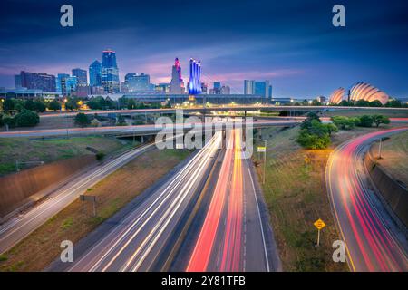 Kansas City, Missouri, USA. Stadtbild der Skyline von Kansas City mit der geschäftigen Autobahn, die bei Sonnenaufgang im Herbst in die Stadt führt. Stockfoto