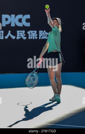 Peking, China. Oktober 2024. Cristina Bucsa aus Spanien spielt im Achtelfinale der Frauen gegen Cristina Bucsa aus Spanien beim Tennis-Turnier der China Open 2024 in Peking, Hauptstadt von China, am 2. Oktober 2024. Quelle: Chang Nengjia/Xinhua/Alamy Live News Stockfoto