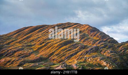 Der Knocknagallaun Mountain in der Slieve Miskish Range auf der Beara-Halbinsel, Irland, mit spektakulärem Eintauchen in dedianische Sedimentgesteine Stockfoto