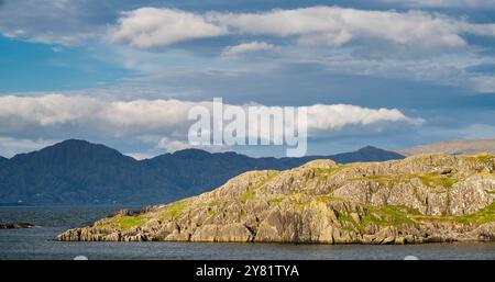 Blick von Garinish in Richtung Allihies, Beara Peninsula, County Cork, Irland, mit gefalteten devonischen Sandsteinfelsen, die die Berge im Hintergrund bilden. Stockfoto