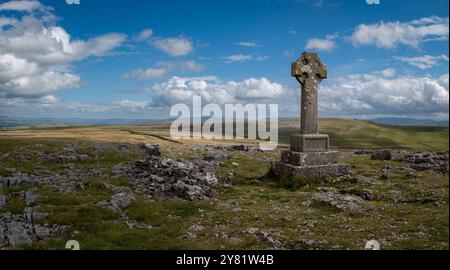 Beacon Hill Cross Monument zum Jubiläum von Königin Victoria, in der Nähe von Orton Scar in der Landschaft von Cumbrian. Stockfoto