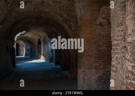 Anfiteatro campano edificato sul modello del Colosseo di Roma / Campanisches Amphitheater nach dem Vorbild des Kolosseums in Rom Stockfoto