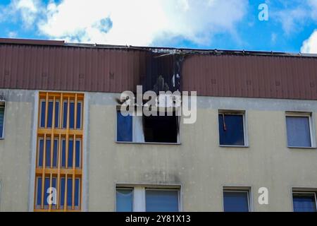 Dessau-Roßlau - Explosionsfäute in der Nacht: Ein Toter und 50,000 Euro Schaden in Mehrfamilienhaus 29.09.2024 gegen 2,45 Uhr Dessau-Roßlau, Birkenallee Fotograf: EHL Media in der Nacht zum Sonntag kam es in der Roßlauer Birkenallee zu einem Wohnungsbrand, bei der eine Person getötet wurde. Die Feuerwehr wurde gegen 2,45 Uhr alarmiert, nachdem Anrufer von einer Explosion und Feuerschein berichteten. Beim Eintreffen der Feuerwehr war die betroffene Wohnung im dritten Obergeschoss bereits in Vollbrand. Nach Angaben der Feuerwehr entdeckten Rettungskräfte im Schlafzimmer der Brandwohnung eine PE Stockfoto