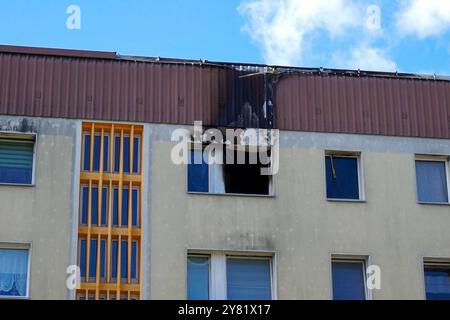 Dessau-Roßlau - Explosionsfäute in der Nacht: Ein Toter und 50,000 Euro Schaden in Mehrfamilienhaus 29.09.2024 gegen 2,45 Uhr Dessau-Roßlau, Birkenallee Fotograf: EHL Media in der Nacht zum Sonntag kam es in der Roßlauer Birkenallee zu einem Wohnungsbrand, bei der eine Person getötet wurde. Die Feuerwehr wurde gegen 2,45 Uhr alarmiert, nachdem Anrufer von einer Explosion und Feuerschein berichteten. Beim Eintreffen der Feuerwehr war die betroffene Wohnung im dritten Obergeschoss bereits in Vollbrand. Nach Angaben der Feuerwehr entdeckten Rettungskräfte im Schlafzimmer der Brandwohnung eine PE Stockfoto