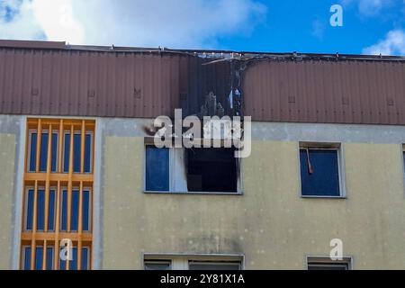 Dessau-Roßlau - Explosionsfäute in der Nacht: Ein Toter und 50,000 Euro Schaden in Mehrfamilienhaus 29.09.2024 gegen 2,45 Uhr Dessau-Roßlau, Birkenallee Fotograf: EHL Media in der Nacht zum Sonntag kam es in der Roßlauer Birkenallee zu einem Wohnungsbrand, bei der eine Person getötet wurde. Die Feuerwehr wurde gegen 2,45 Uhr alarmiert, nachdem Anrufer von einer Explosion und Feuerschein berichteten. Beim Eintreffen der Feuerwehr war die betroffene Wohnung im dritten Obergeschoss bereits in Vollbrand. Nach Angaben der Feuerwehr entdeckten Rettungskräfte im Schlafzimmer der Brandwohnung eine PE Stockfoto