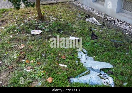 Dessau-Roßlau - Explosionsfäute in der Nacht: Ein Toter und 50,000 Euro Schaden in Mehrfamilienhaus 29.09.2024 gegen 2,45 Uhr Dessau-Roßlau, Birkenallee Fotograf: EHL Media in der Nacht zum Sonntag kam es in der Roßlauer Birkenallee zu einem Wohnungsbrand, bei der eine Person getötet wurde. Die Feuerwehr wurde gegen 2,45 Uhr alarmiert, nachdem Anrufer von einer Explosion und Feuerschein berichteten. Beim Eintreffen der Feuerwehr war die betroffene Wohnung im dritten Obergeschoss bereits in Vollbrand. Nach Angaben der Feuerwehr entdeckten Rettungskräfte im Schlafzimmer der Brandwohnung eine PE Stockfoto