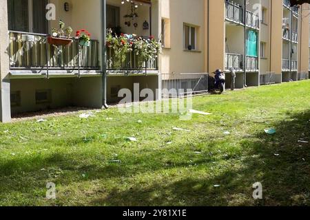 Dessau-Roßlau - Explosionsfäute in der Nacht: Ein Toter und 50,000 Euro Schaden in Mehrfamilienhaus 29.09.2024 gegen 2,45 Uhr Dessau-Roßlau, Birkenallee Fotograf: EHL Media in der Nacht zum Sonntag kam es in der Roßlauer Birkenallee zu einem Wohnungsbrand, bei der eine Person getötet wurde. Die Feuerwehr wurde gegen 2,45 Uhr alarmiert, nachdem Anrufer von einer Explosion und Feuerschein berichteten. Beim Eintreffen der Feuerwehr war die betroffene Wohnung im dritten Obergeschoss bereits in Vollbrand. Nach Angaben der Feuerwehr entdeckten Rettungskräfte im Schlafzimmer der Brandwohnung eine PE Stockfoto