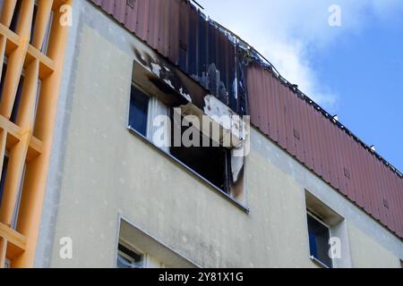 Dessau-Roßlau - Explosionsfäute in der Nacht: Ein Toter und 50,000 Euro Schaden in Mehrfamilienhaus 29.09.2024 gegen 2,45 Uhr Dessau-Roßlau, Birkenallee Fotograf: EHL Media in der Nacht zum Sonntag kam es in der Roßlauer Birkenallee zu einem Wohnungsbrand, bei der eine Person getötet wurde. Die Feuerwehr wurde gegen 2,45 Uhr alarmiert, nachdem Anrufer von einer Explosion und Feuerschein berichteten. Beim Eintreffen der Feuerwehr war die betroffene Wohnung im dritten Obergeschoss bereits in Vollbrand. Nach Angaben der Feuerwehr entdeckten Rettungskräfte im Schlafzimmer der Brandwohnung eine PE Stockfoto