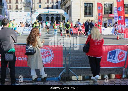 Kostenpflichtiges Abonnement für das Straßenrennen für die Kampagne Ponle Freno der Medienfirma Atresmedia Santander Cantabria Spanien Stockfoto