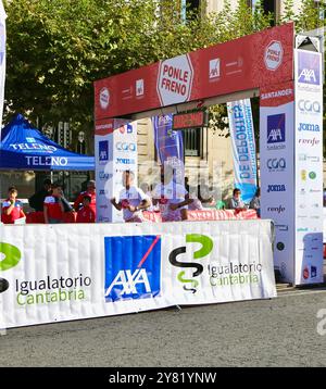 Kostenpflichtiges Abonnement für das Straßenrennen für die Kampagne Ponle Freno der Medienfirma Atresmedia Santander Cantabria Spanien Stockfoto