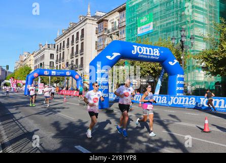 Kostenpflichtiges Abonnement für das Straßenrennen für die Kampagne Ponle Freno der Medienfirma Atresmedia Santander Cantabria Spanien Stockfoto