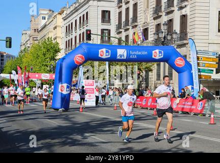 Kostenpflichtiges Abonnement für das Straßenrennen für die Kampagne Ponle Freno der Medienfirma Atresmedia Santander Cantabria Spanien Stockfoto