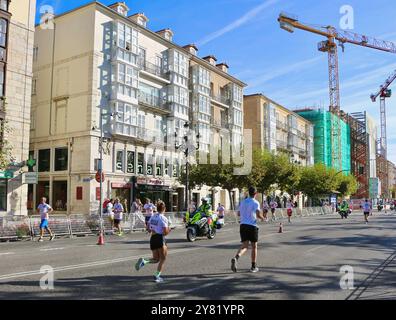 Kostenpflichtiges Abonnement für das Straßenrennen für die Kampagne Ponle Freno der Medienfirma Atresmedia Santander Cantabria Spanien Stockfoto