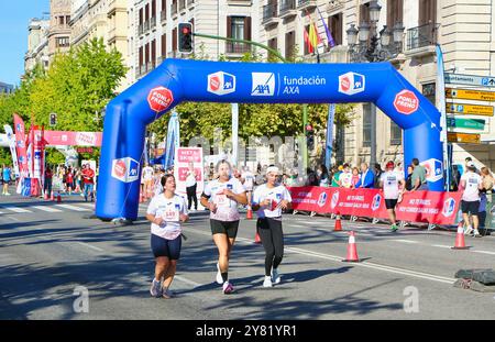 Kostenpflichtiges Abonnement für das Straßenrennen für die Kampagne Ponle Freno der Medienfirma Atresmedia Santander Cantabria Spanien Stockfoto