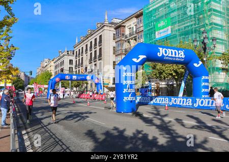 Kostenpflichtiges Abonnement für das Straßenrennen für die Kampagne Ponle Freno der Medienfirma Atresmedia Santander Cantabria Spanien Stockfoto