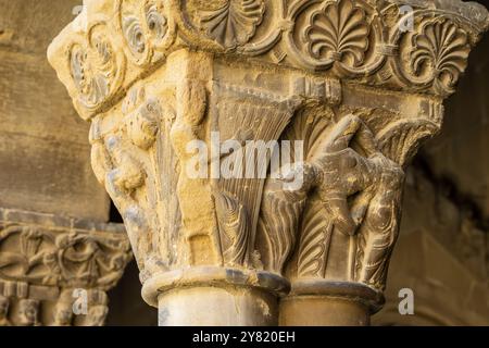 Musiker mit Harfe, Psalter und Tänzer mit lockeren Haaren, romanische Hauptstadt im Kreuzgang, Kloster San Pedro el Viejo, Huesca, Aragon Gemeinde, S. Stockfoto