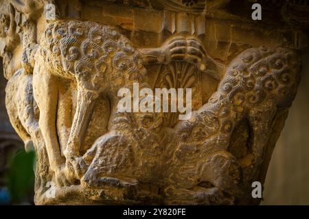 Wölfe in Schafskleidung fressen einen Widder, romanische Hauptstadt im Kreuzgang, Kloster San Pedro el Viejo, Huesca, Gemeinde Aragon, Spanien Stockfoto