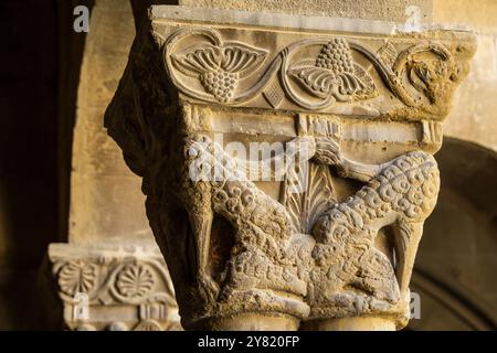 Wölfe in Schafskleidung fressen einen Widder, romanische Hauptstadt im Kreuzgang, Kloster San Pedro el Viejo, Huesca, Gemeinde Aragon, Spanien Stockfoto