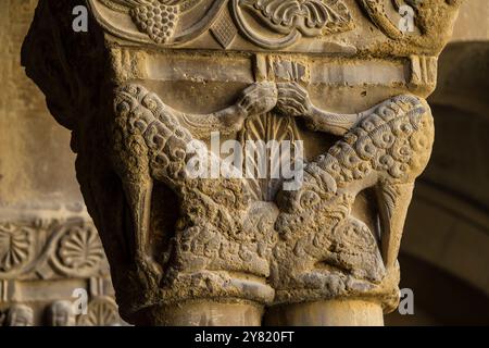 Wölfe in Schafskleidung fressen einen Widder, romanische Hauptstadt im Kreuzgang, Kloster San Pedro el Viejo, Huesca, Gemeinde Aragon, Spanien Stockfoto