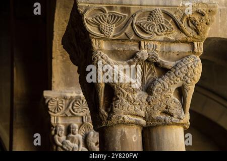 Wölfe in Schafskleidung fressen einen Widder, romanische Hauptstadt im Kreuzgang, Kloster San Pedro el Viejo, Huesca, Gemeinde Aragon, Spanien Stockfoto