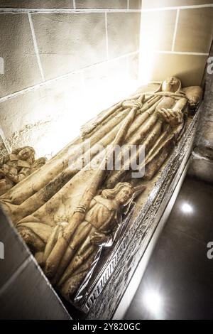 Grab des Abtes Bernardo Alter Zapila, 15. Jahrhundert, Kapelle des Heiligen Bartholomaios, königliches Pantheon von Aragon, Kloster San Pedro el Viejo, Huesca, Aragon Stockfoto