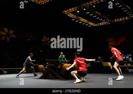 Peking, China. Oktober 2024. Kristian Karlsson (1. L)/Christina Kallberg (2. L) aus Schweden traf beim Viertelfinale im gemischten Doppel beim World Table Tennis (WTT) China Smash 2024 in Peking, China, am 2. Oktober 2024 eine Rückkehr zu Shi Xunyao (2. R)/Yuan Licen aus China. Quelle: Xiao Yijiu/Xinhua/Alamy Live News Stockfoto