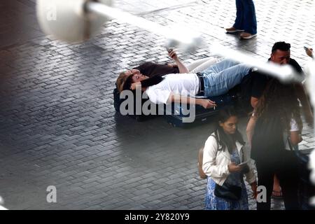 Roma, Italien. Oktober 2024. CAOS treni nella mattina, Stazione Termini Roma, Italia &#x2014; Mercoled&#xec; 02 Ottobre 2024 - Cronaca - (Foto di Cecilia Fabiano/LaPresse) Zugchaos in den verschiedenen Bahnhöfen Roms, Bahnhof Termini Rom, Italien - Mittwoch, 02. Oktober 2024 - Nachrichten - (Foto: Cecilia Fabiano/LaPresse) Credit: LaPresse/Alamy Live News Stockfoto