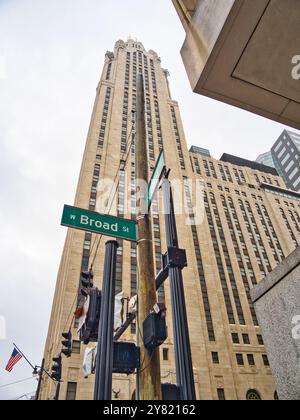 Die Ecke Broad St und Front St in der Innenstadt von Columbus Ohio an einem regnerischen Herbsttag. USA 2024 Stockfoto