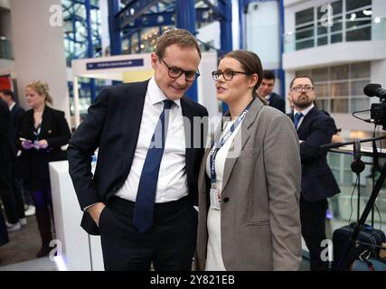 Birmingham, Großbritannien. Oktober 2024. Image © lizenziert für Parsons Media. 02/10/2024. Birmingham, Großbritannien. Tom Tugendhat Abgeordneter nimmt an der Konservativen Parteikonferenz 2024 Teil. ICC. Tom Tugendhat Abgeordneter, Führung der Konservativen Partei hoffnungsvoll nach seiner Rede auf der Konservativen Partei Konferenz 2024 im International Convention Centre in Birmingham. Foto von Ryan Jenkinson/Parsons Media Credit: andrew parsons/Alamy Live News Stockfoto