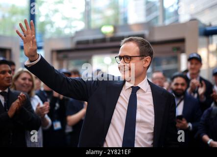 Birmingham, Großbritannien. Oktober 2024. Image © lizenziert für Parsons Media. 02/10/2024. Birmingham, Großbritannien. Tom Tugendhat Abgeordneter nimmt an der Konservativen Parteikonferenz 2024 Teil. ICC. Tom Tugendhat Abgeordneter, Führung der Konservativen Partei hoffnungsvoll nach seiner Rede auf der Konservativen Partei Konferenz 2024 im International Convention Centre in Birmingham. Foto von Ryan Jenkinson/Parsons Media Credit: andrew parsons/Alamy Live News Stockfoto