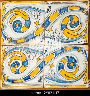 Fliesen für hohe Front, glasierte und bemalte Fliesen, 17. Jahrhundert, aragonesische Werkstatt, Diözesanmuseum Huesca, Aragon Gemeinde, Spanien Stockfoto