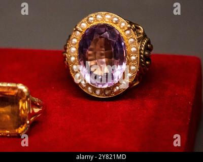 Pastoralring, Gold mit Amethyst und Perlen, 20. Jahrhundert, Diözesanmuseum Huesca, Aragon Gemeinde, Spanien Stockfoto