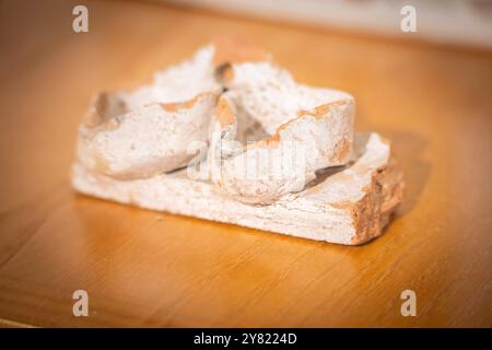 Fragment einer jüdischen Rituallampe „Hanukkah“, 15. Jahrhundert, jüdisches Viertel von Barbastro, Huesca Museum, Aragon Gemeinde, Spanien Stockfoto