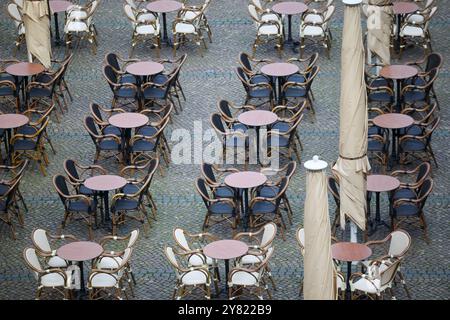 Leipzig, Deutschland. Oktober 2024. Blick auf eine leere Sitzecke im Freien in der Leipziger Innenstadt. Laut Meteorologen des Deutschen Wetterdienstes verursacht ein Niederdrucksystem Regen mit Temperaturen zwischen 10 und 13 Grad. Quelle: Jan Woitas/dpa/Alamy Live News Stockfoto