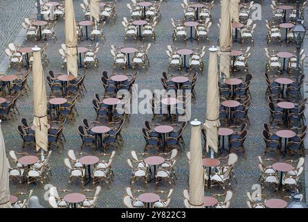 Leipzig, Deutschland. Oktober 2024. Blick auf eine leere Sitzecke im Freien in der Leipziger Innenstadt. Laut Meteorologen des Deutschen Wetterdienstes verursacht ein Niederdrucksystem Regen mit Temperaturen zwischen 10 und 13 Grad. Quelle: Jan Woitas/dpa/Alamy Live News Stockfoto