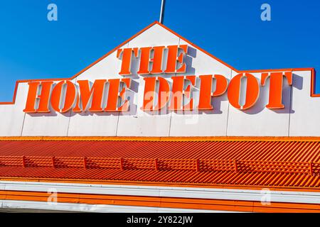 Nahaufnahme des Home Depot Logoschildes am Gebäude. Stockfoto