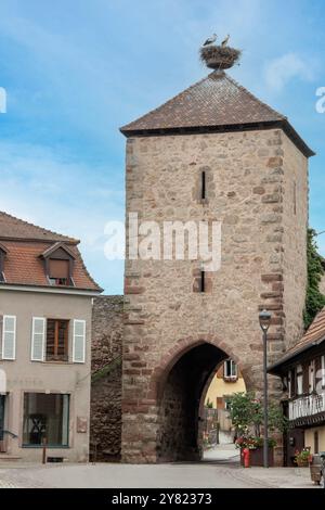 Ebersheimer Tor aus dem 14. Jahrhundert in Dambach-la-ville, von Westen aus gesehen Stockfoto