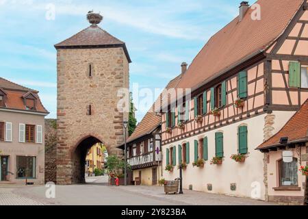 Ebersheimer Tor aus dem 14. Jahrhundert in Dambach-la-ville, von Westen aus gesehen Stockfoto