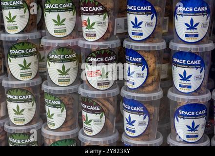 Amsterdam, Niederlande - 21. April 2023: Eine Auswahl an Cannabis-Cookies in einem Schaufenster in Amsterdam, Niederlande Stockfoto