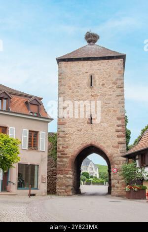 Ebersheimer Tor aus dem 14. Jahrhundert in Dambach-la-ville, von Westen aus gesehen Stockfoto