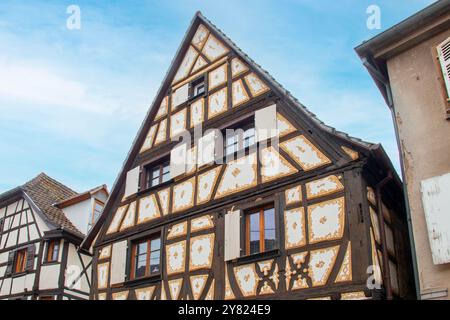 Fachwerkhäuser, die zwischen dem 16. Und 17. Jahrhundert in der Innenstadt von Dambach-la-Ville errichtet wurden Stockfoto